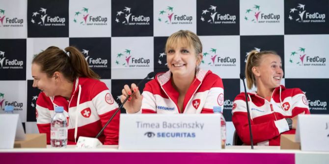 Timea Bacsinszky spricht an einer Pressekonferenz.