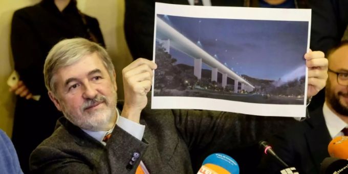 Der Bürgermeister Genuas zeigt den Brückenentwurf von Stararchitekt Renzo Piano. Genua