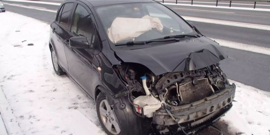 Ein verunfallter Wagen auf der A1 nahe Baden AG.