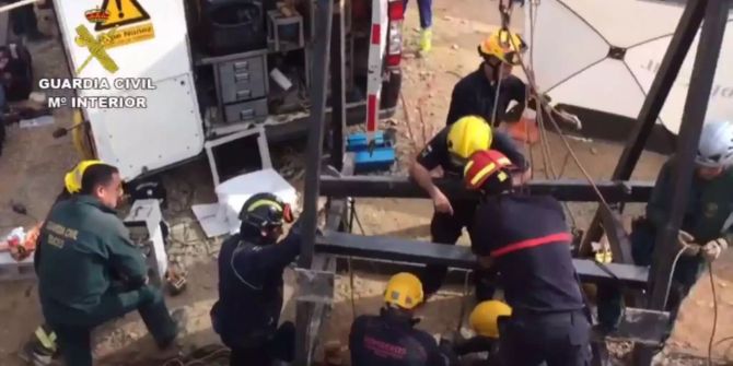 Retter bauen Schacht in Malaga, um zu Julen (2) vordringen zu können.