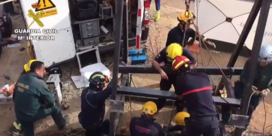 Die Rettungskräfte bauen einen zweiten Schacht, um so zu Julen (2) vordringen zu können.