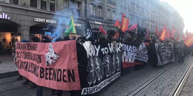 Demonstranten gegen das WEF in der Berner Innenstadt.