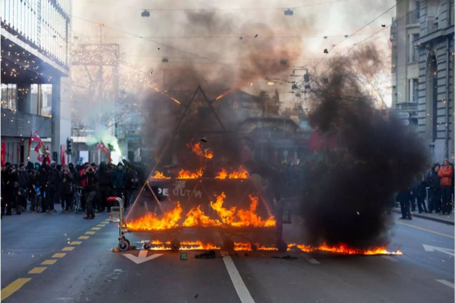 Für die Demonstranten stand das Kartenhaus für den Kapitalismus.