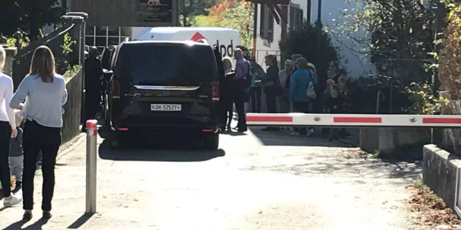 Am Donnerstag besucht Helene die Juckerfarm im zürcherischen Seegräben. Dort muss auch sie laufen - der Hof ist autofrei. «Hier werden alle gleich behandelt», sagt der Hof zu Nau.