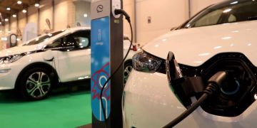 Ein Renault ZOE wird geladen.