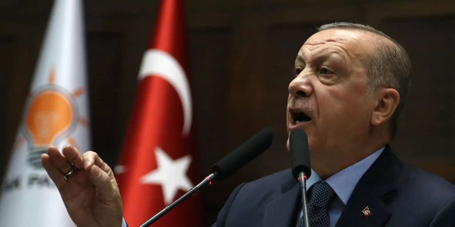 Recep Tayyip Erdogan hält eine Rede.