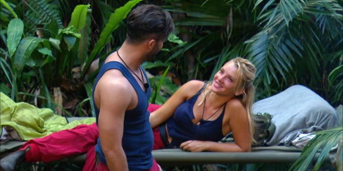Evelyn und ihr Ex Domenico machen sich im Dschungelcamp schöne Augen.