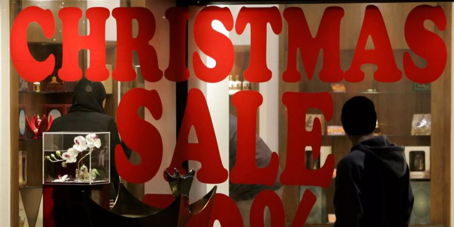 «Christmas Sale» steht auf einem Schaufenster in London.