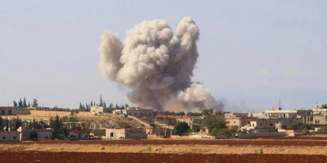 Rauch steigt in Idlib auf.