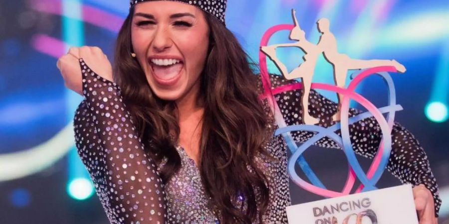 Sarah Lombardi im Finale der SAT.1-Show «Dancing on Ice» mit dem Siegerpokal. Foto: Rolf Vennenbernd