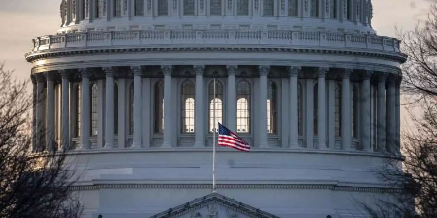 Eine US-Flagge weht am Kapitol. Im Haushaltsstreit in den USA zeichnet sich eine Einigung ab. Foto: J. Scott Applewhite/AP