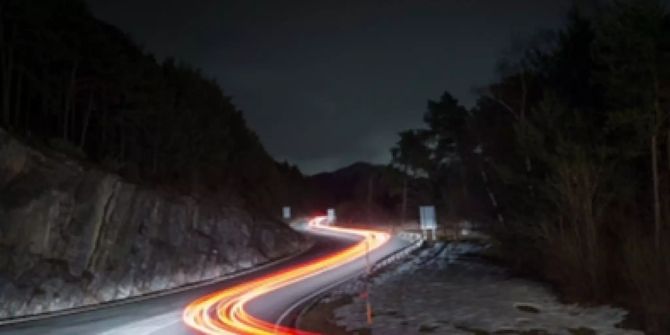 Bild einer Autobahnstrasse mit Langzeitbelichtung.