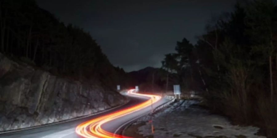 Bild einer Autobahnstrasse mit Langzeitbelichtung.