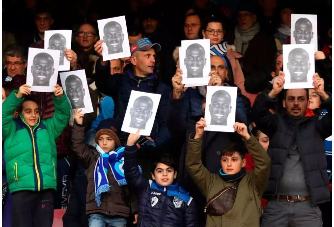 Fans halten Fotos von Neapels Kalidou Koulibaly. Nach den rassistischen Beleidigungen gegen den senegalesischen Fussballprofi Kalidou Koulibaly vom SSC Neapel hat die Spruchkammer des italienischen Verbandes Inter Mailand zu zwei Heimspielen vor leeren Rängen verurteilt. Koulibaly