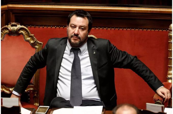 Matteo Salvini sitzt vor Beginn einer Vertrauensabstimmung über den Haushaltsplan im italienischen Senat. Matteo Salvini