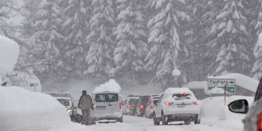 Stau in Österreich wegen Schnee.