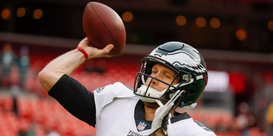 Nick Foles, Quarterback der Philadelphia Eagles, wärmt sich auf.