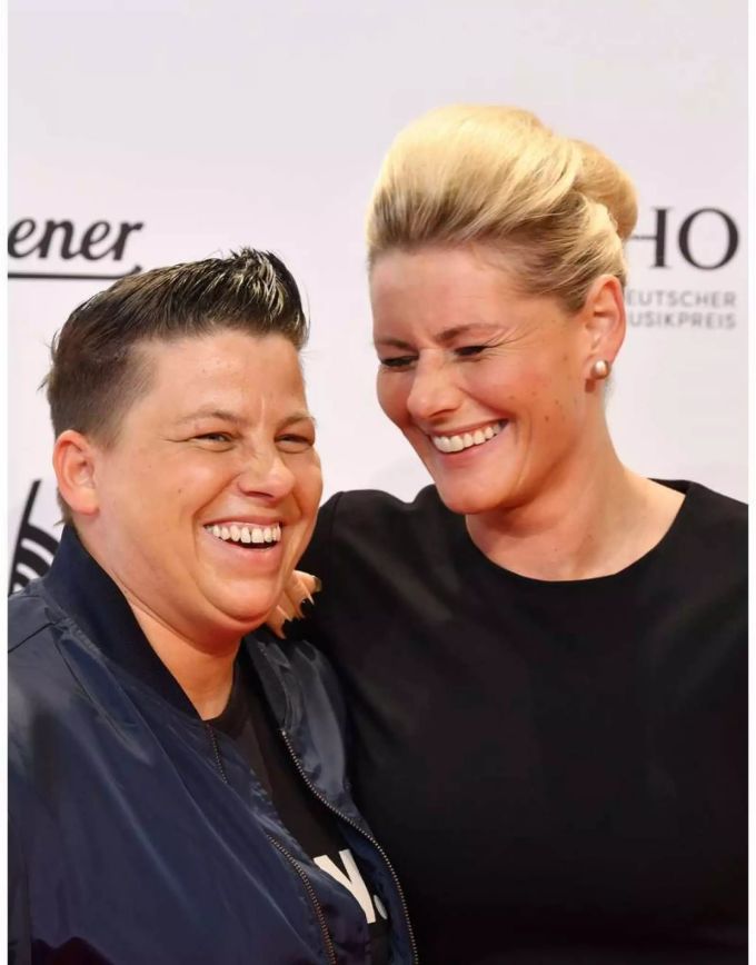 Die Sängerin Kerstin Ott (l.) und ihre Partnerin.