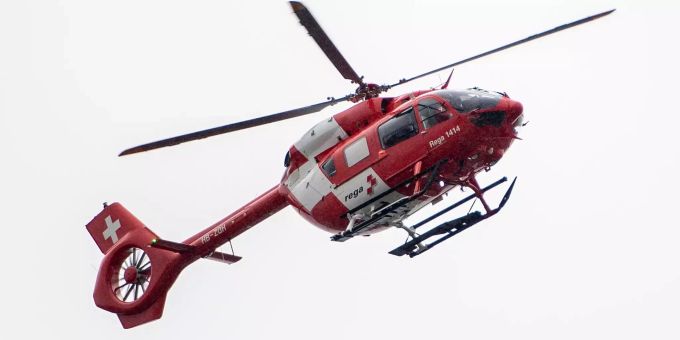 Die Rega flog die 43-jährige Verletzte in ein ausserkantonales Spital. Rega-Helikopter