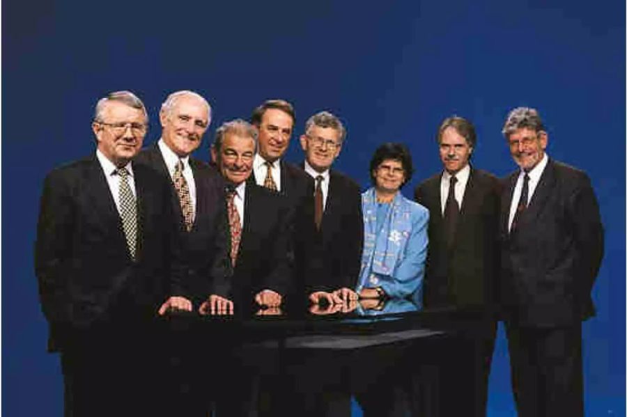 Der Gesamtbundesrat 1997 (von links nach rechts): Bundespräsident Arnold Koller, Bundesrat Flavio Cotti, Bundesrat Jean-Pascal Delamuraz, Bundesrat Adolf Ogi, Bundesrat Kaspar Villiger, Bundesrätin Ruth Dreifuss, Bundesrat Moritz Leuenberger, Bundeskanzler François Couchepin.