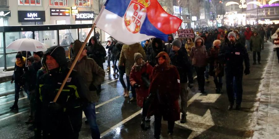 Tausende Menschen demonstrieren in Serbien gegen Präsident Vucic.