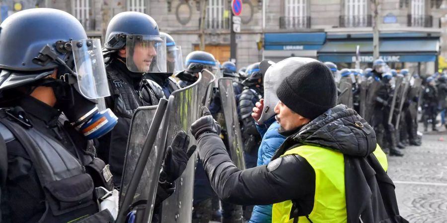 Mit deutlich weniger Teilnehmern als in den vorangegangen Wochen ist die «Gelbwesten»-Protestbewegung in Frankreich heute Samstag ins neue Jahr gestartet.