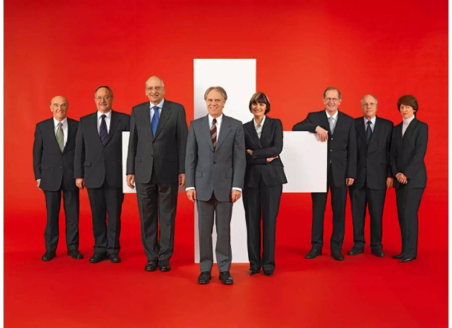 Der Gesamtbundesrat 2006 (von links nach rechts): Bundesrat Hans-Rudolf Merz, Bundesrat Samuel Schmid, Bundesrat Pascal Couchepin, Bundespräsident Moritz Leuenberger, Bundesrätin Micheline Calmy-Rey, Bundesrat Joseph Deiss, Bundesrat Christoph Blocher, Bundeskanzlerin Annemarie Huber-Hotz.