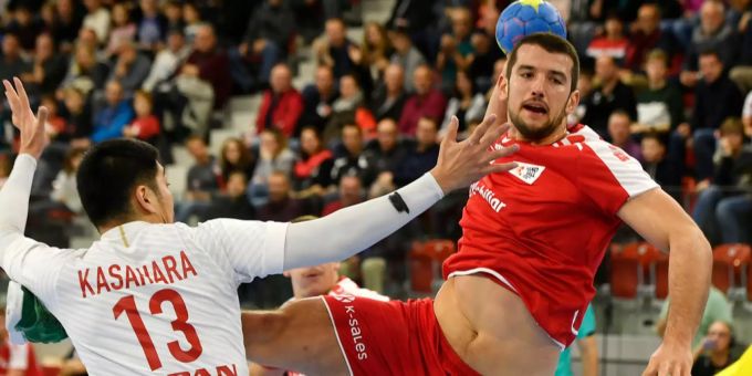 Lucas Meister schiesst den Ball aufs Tor am Yellow-Cup.