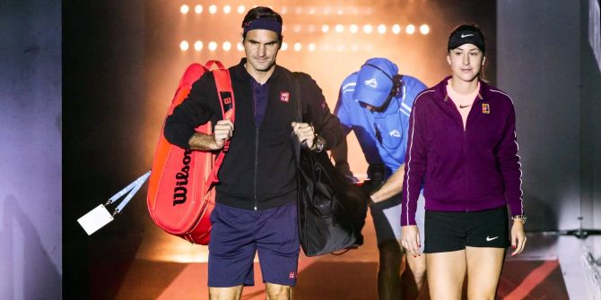 Roger Federer und Belinda Bencic laufen ins Stadion ein.