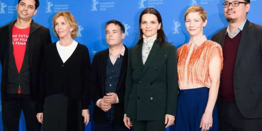 Die Jury stellt sich vor: Rajendra Roy (l-r), Trudie Styler, Sebastian Lelio, Juliette Binoche, Sandra Hüller und Justin Chang. Foto: Gregor Fischer