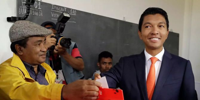 Andry Rajoelina in einem Wahllokal.