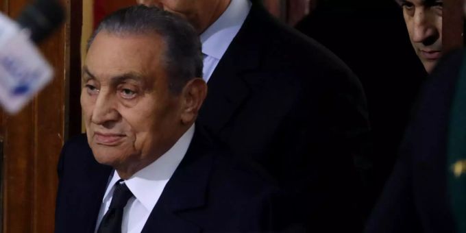 Husni Mubarak sagt gegen Mohammed Mursi aus. Husni Mubarak (unten), flankiert von seinen Söhnen Gamal (links - oder
