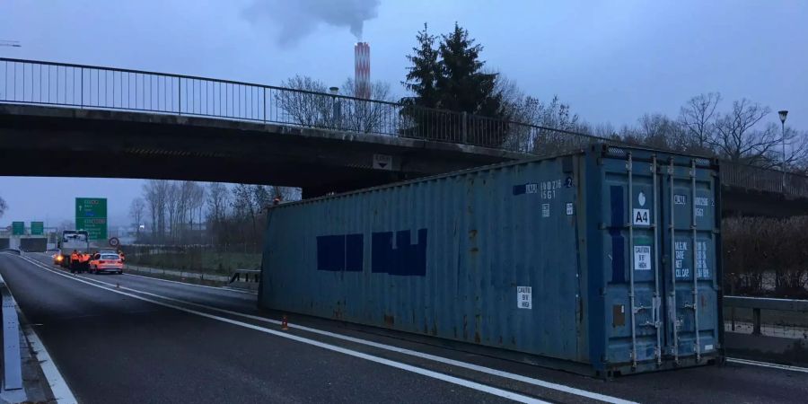 Am Freitagmorgen ist in Biel ein Schiffscontainer eines Sattelmotorfah