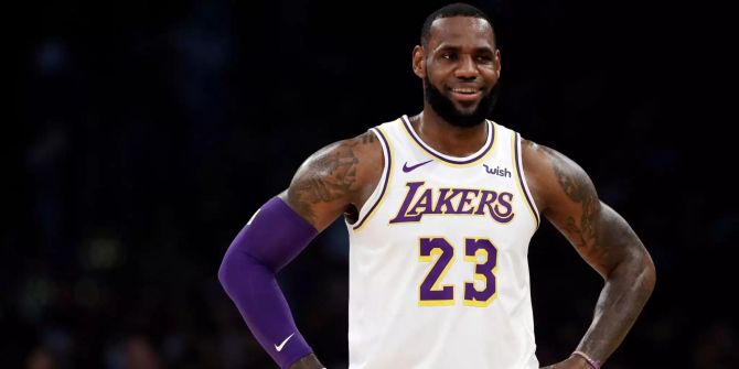 Los Angeles Lakers' LeBron James lächelt.