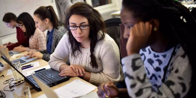 Mit der Initiative sollen junge Menschen lernen, selber zu Programmieren. Mit der Initiative sollen junge Menschen lernen, selber zu Programmieren.