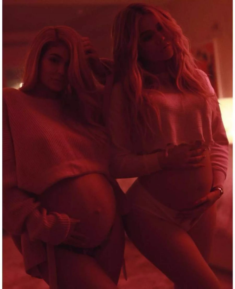 Kylie (l.) und ihre grosse Halbschwester Khloe Kardashian zeigen ihre Bäuche.