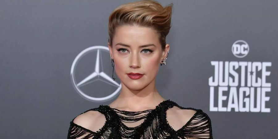 Amber Heard flirtet mit Sean Penn.