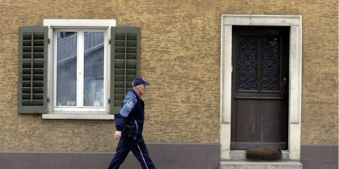 In Spreitenbach AG wurden drei Personen tot in Wohnung aufgefunden (Symbolbild). In Spreitenbach AG wurden drei Personen tot in Wohnung aufgefunden (Symbolbild).