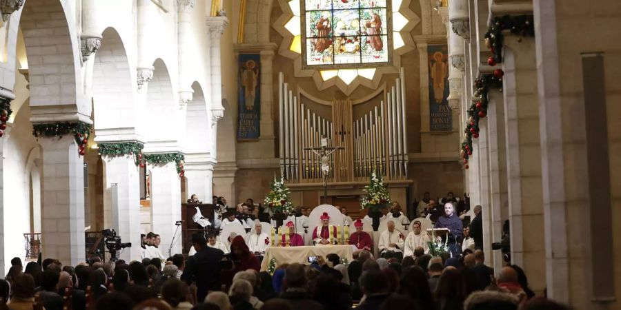 In Bethlehem traf am frühen Nachmittag die traditionelle Weihnachtsprozession ein, die von Jerusalem aus aufgebrochen war.