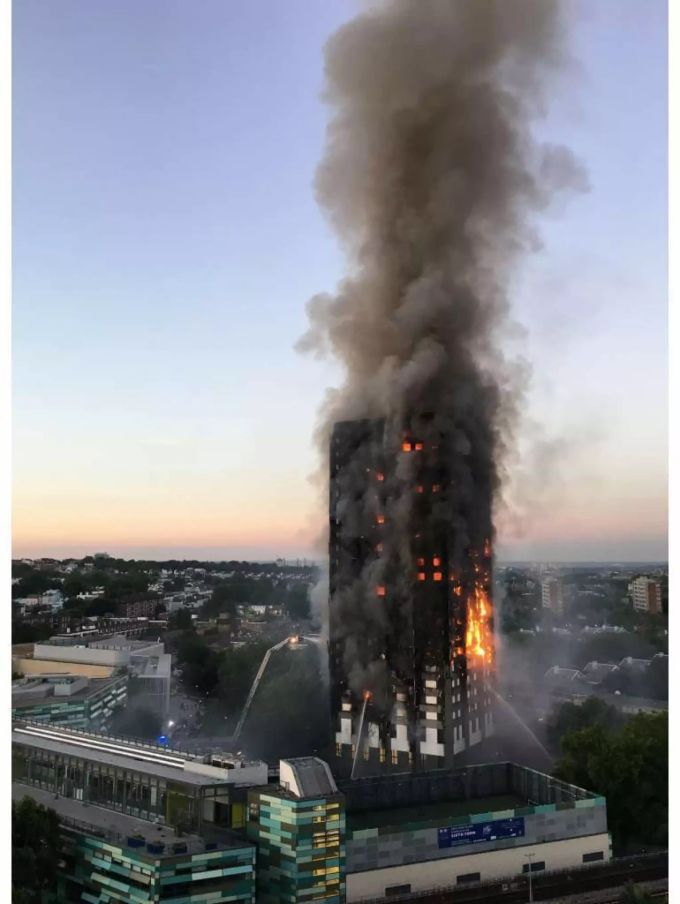 In der Nacht zum 14. Juni 2017 war im Grenfell Tower ein riesiges Feuer ausgebrochen. Grenfell Tower Brand