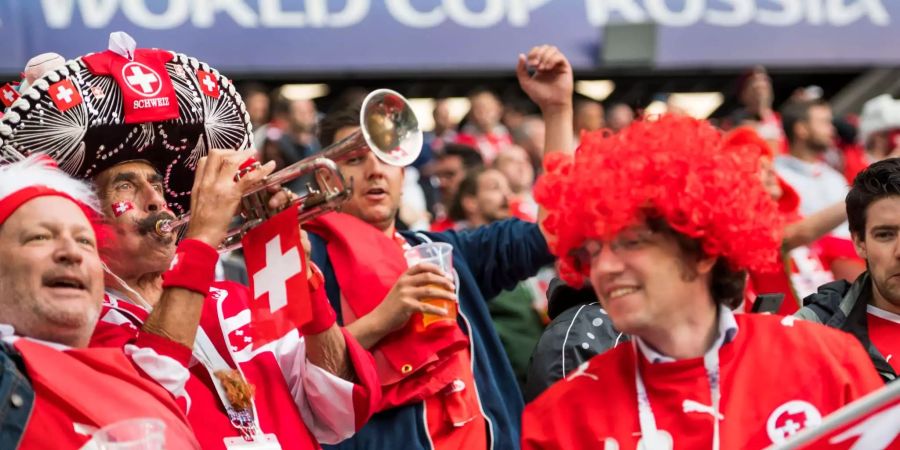 Die Schweizer Fans wehrten sich trotz Unterzahl.