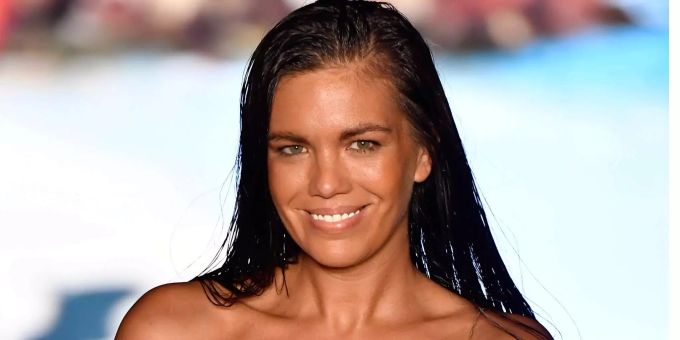 Mara Martin zeigt an der Bademodeschau von Sport Illustrated ein ganz besonders süsses Accessoire. Mara Martin zeigt an der Bademodeschau von Sport Illustrated ein ganz besonders süsses Accessoire.