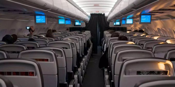 Die Luftfahrtbranche leidet unter der Corona-Krise besonders stark. flugzeug coronavirus