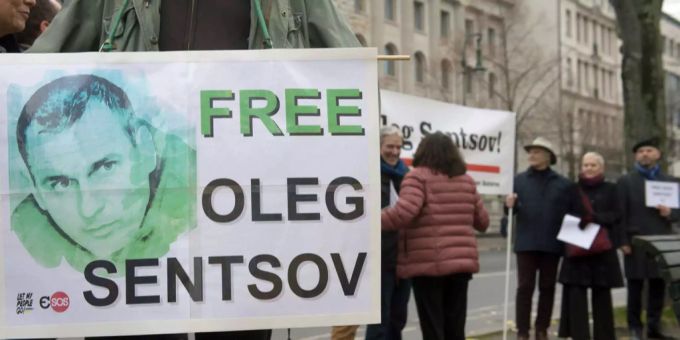 Der ukrainische Filmemacher und Aktivist Oleg Sentsov war 2014 auf der Halbinsel Krim nach deren Anschluss an Russland festgenommen worden. Der ukrainische Filmemacher und Aktivist Oleg Sentsov war 2014 auf der Halbinsel Krim nach deren Anschluss an Russland festgenommen worden.
