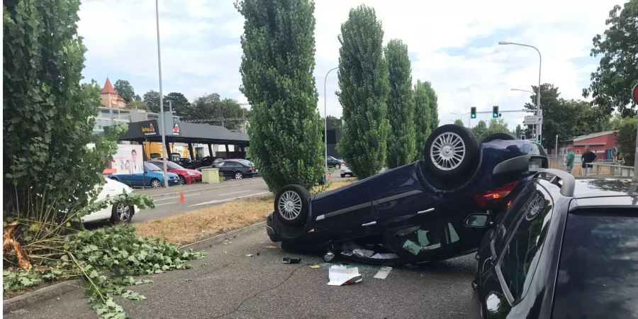 Das Auto einer Rentnerin überschlug sich bei einem Selbstunfall in Zürich.