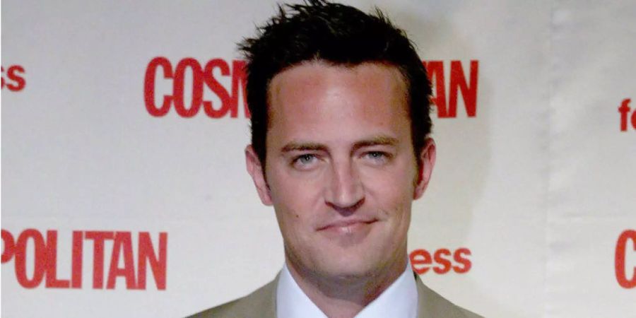 Matthew Perry posiert 2004 - auf dem Höhepunkt seiner Karriere - an den Cosmopolitan Awards in New York City.