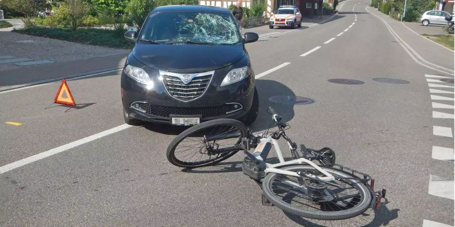 Beim Abbiegen prallte das Auto in Bussnang TG mit einem E-Bike zusammen.