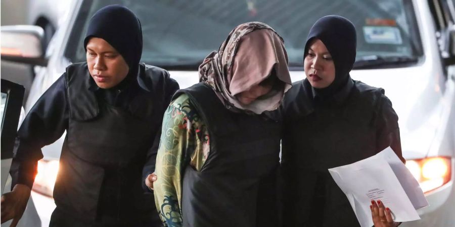Die 29-jährige Doan Thi Huong aus Vietnam wird zum Gericht eskortiert. Zusammen mit einer anderen Frau hat sie den Halbbruder von Kim Jong Un vergiftet.