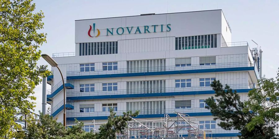 Das Produktionsgebäude Schweizerhalle der Firma Novartis in Muttenz.