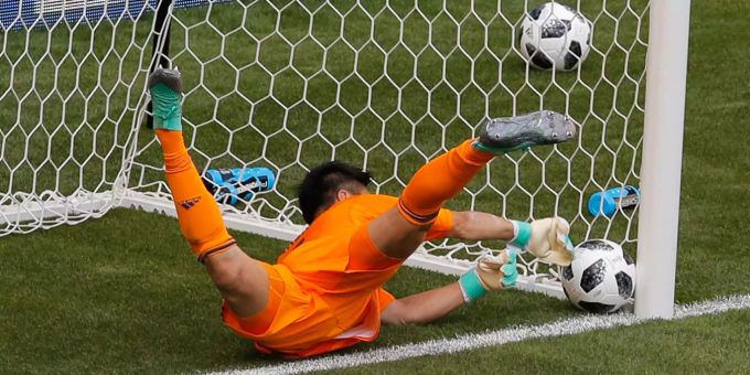 Japan-Goalie Kawashima kann erst hinter der Linie retten. Japan-Goalie Kawashima kann erst hinter der Linie retten.